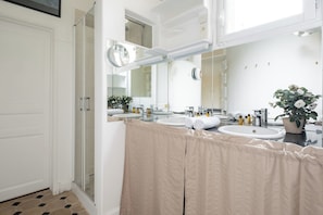 Dusche, Haartrockner, Handtücher