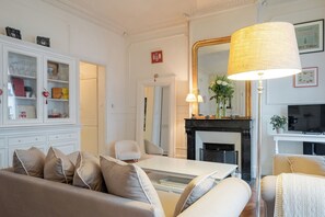 TV - La Muette Nostalgia, by Veeve (Paris)