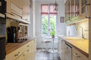 Kühlschrank, Mikrowelle, Ofen, Geschirrspüler