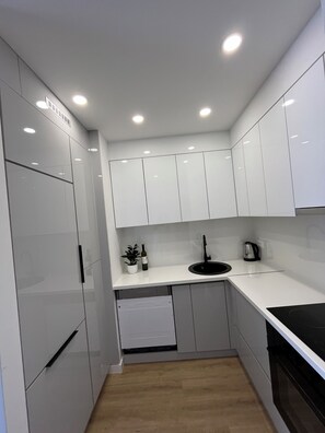 Comfort Apartment, Balcony, Sea View | Private kitchen - Apartment Ema (Makarska)