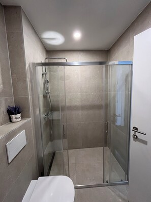 Comfort Apartment, Balcony, Sea View | Bathroom - Apartment Ema (Makarska)