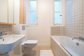 Sèche-cheveux, serviettes fournies, savon, papier toilette