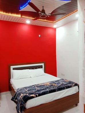 1 habitación, escritorio y espacio para trabajar con laptop 