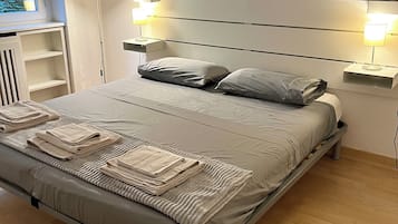2 quartos, escrivaninha, ferros/tábuas de passar roupa