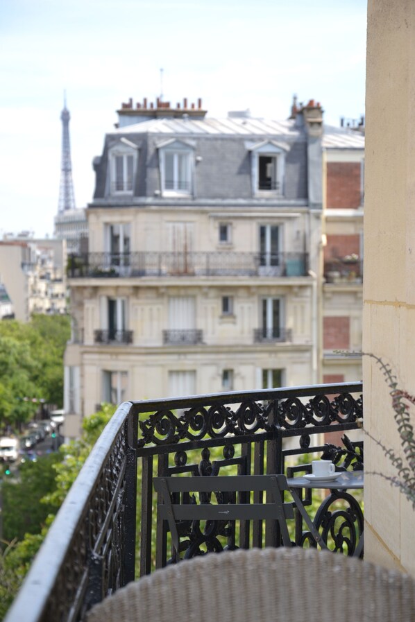 Property grounds - Warm and bright apartment in Paris XVI, ideal for family and friends (Paris)