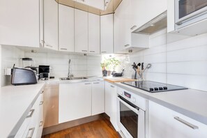 Fridge, microwave, oven, stovetop - Warm and bright apartment in Paris XVI, ideal for family and friends (Paris)