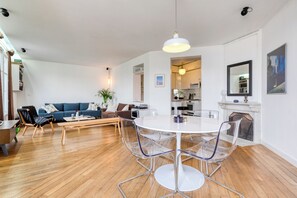 Smart-TV, DVD-Player, Bücher, Musikbibliothek