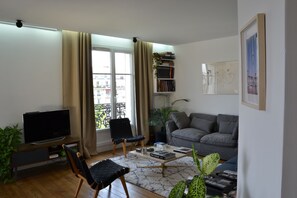 Smart TV, DVD player, books, music library - Warm and bright apartment in Paris XVI, ideal for family and friends (Paris)