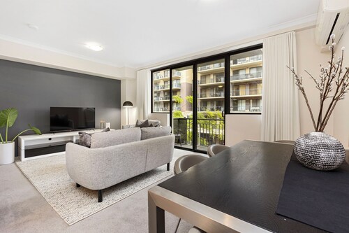 Executive Elegance: Stylish 1BR Suite on Hay St