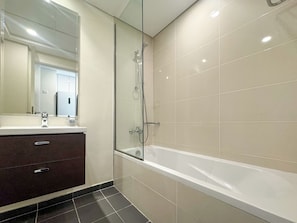 Basic-Studio, Balkon, Blick auf den Golfplatz | Badezimmer