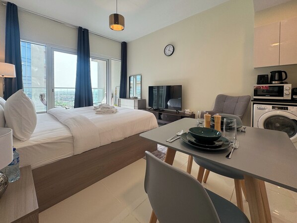 Basic Studio, Balcony, Golf View | Dining room