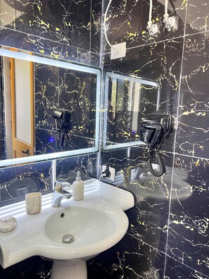 Regadera, secadora de cabello, bidet, toallas 