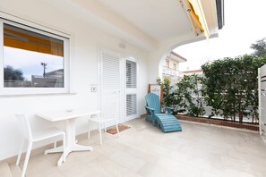 Junior Apartment, 1 Bedroom, Kitchenette, Courtyard View | Terrace/patio - Venart By Anreale Rooms (Capaccio-Paestum)