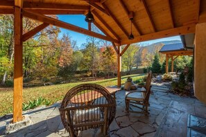 Terrace/patio - Apeldoorn House - 25 min to downtown Asheville (Black Mountain)