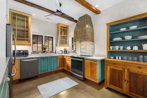 Jääkaappi, mikroaaltouuni, uuni, liesi