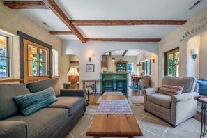 TV, fireplace - Apeldoorn House - 25 min to downtown Asheville (Black Mountain)