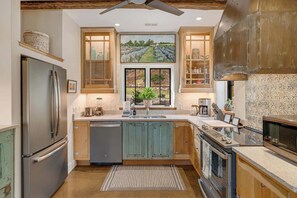 Een koelkast, een microgolfoven, een oven, een kookplaat