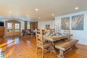 Dining - Stone's Throw Farmhouse, Asheville! Dogs welcome! (Asheville)