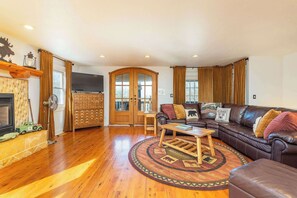 Televisión, chimenea, oficina