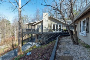 Exterior - Stone's Throw Farmhouse, Asheville! Dogs welcome! (Asheville)