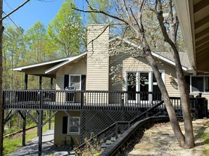 Exterior - Stone's Throw Farmhouse, Asheville! Dogs welcome! (Asheville)