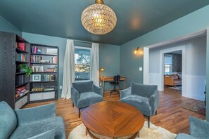 Télévision, livres, espaces bureaux