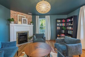 Télévision, livres, espaces bureaux