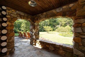 Terrace/patio - The Magnolia Lodge - 9 minutes to downtown AVL (Asheville)