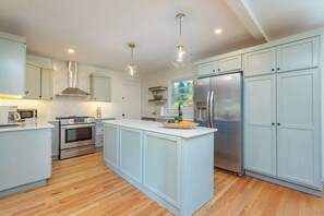 Fridge, microwave, oven, stovetop - Blue View II - 15 minutes to downtown Asheville (Weaverville)