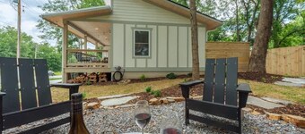 Steps Away Cottage - Hot Tub, Fire Pit, Downtown