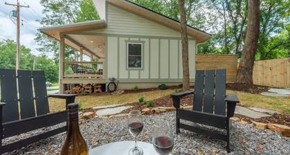 Steps Away Cottage - Hot Tub, Fire Pit, Downtown