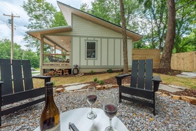 Steps Away Cottage • Hot Tub, Fire Pit, Downtown