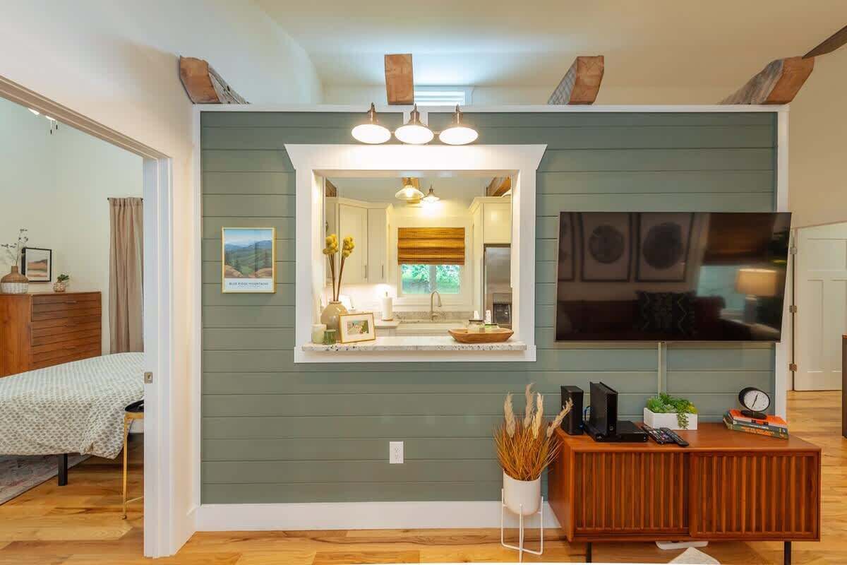 2 عدّة غرف نوم ومكواة/لوح كي وسرير سفر وواي فاي