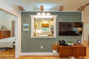 2 bedrooms, iron/ironing board, travel cot, WiFi - Steps Away Cottage - Hot Tub, Fire Pit, Downtown (Waynesville)