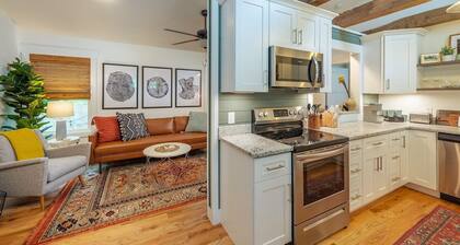 Steps Away Cottage - Hot Tub, Fire Pit, Downtown