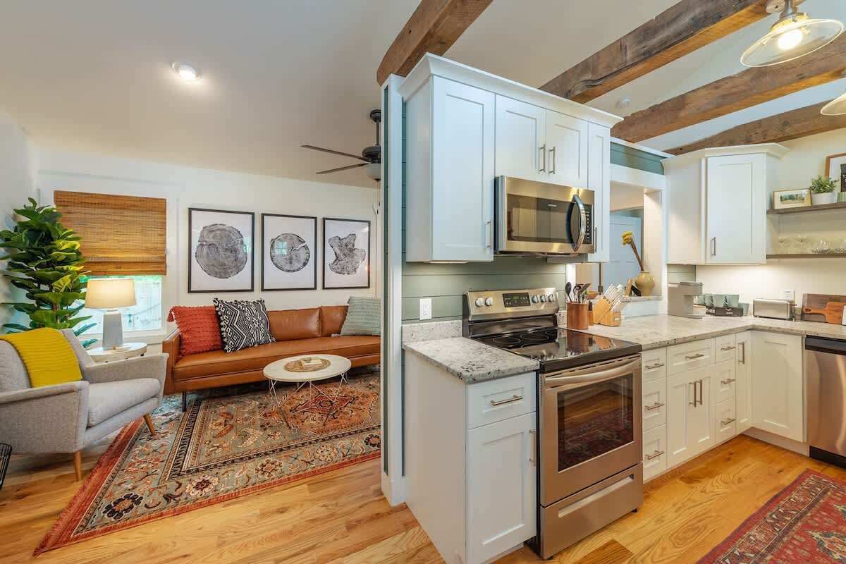 Kylskåp, mikrovågsugn, ugn och spishäll