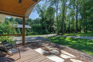Outdoor dining - Birdsong Cottage | Gorgeous Lake Junaluska Retreat (Waynesville)