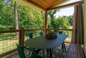 Outdoor dining - Birdsong Cottage | Gorgeous Lake Junaluska Retreat (Waynesville)