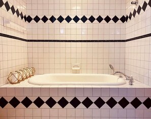 Regadera, secadora de cabello, toallas