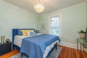 3 bedrooms, desk, iron/ironing board, travel crib