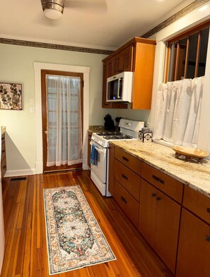 Kjøleskap, mikrobølgeovn, kokeplater og kaffetrakter/tekoker