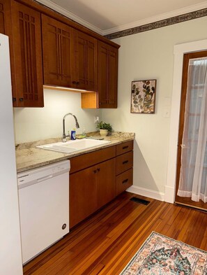 Réfrigérateur, micro-ondes, plaque de cuisson, cafetière/bouilloire