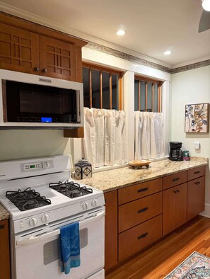 Een koelkast, een microgolfoven, een kookplaat