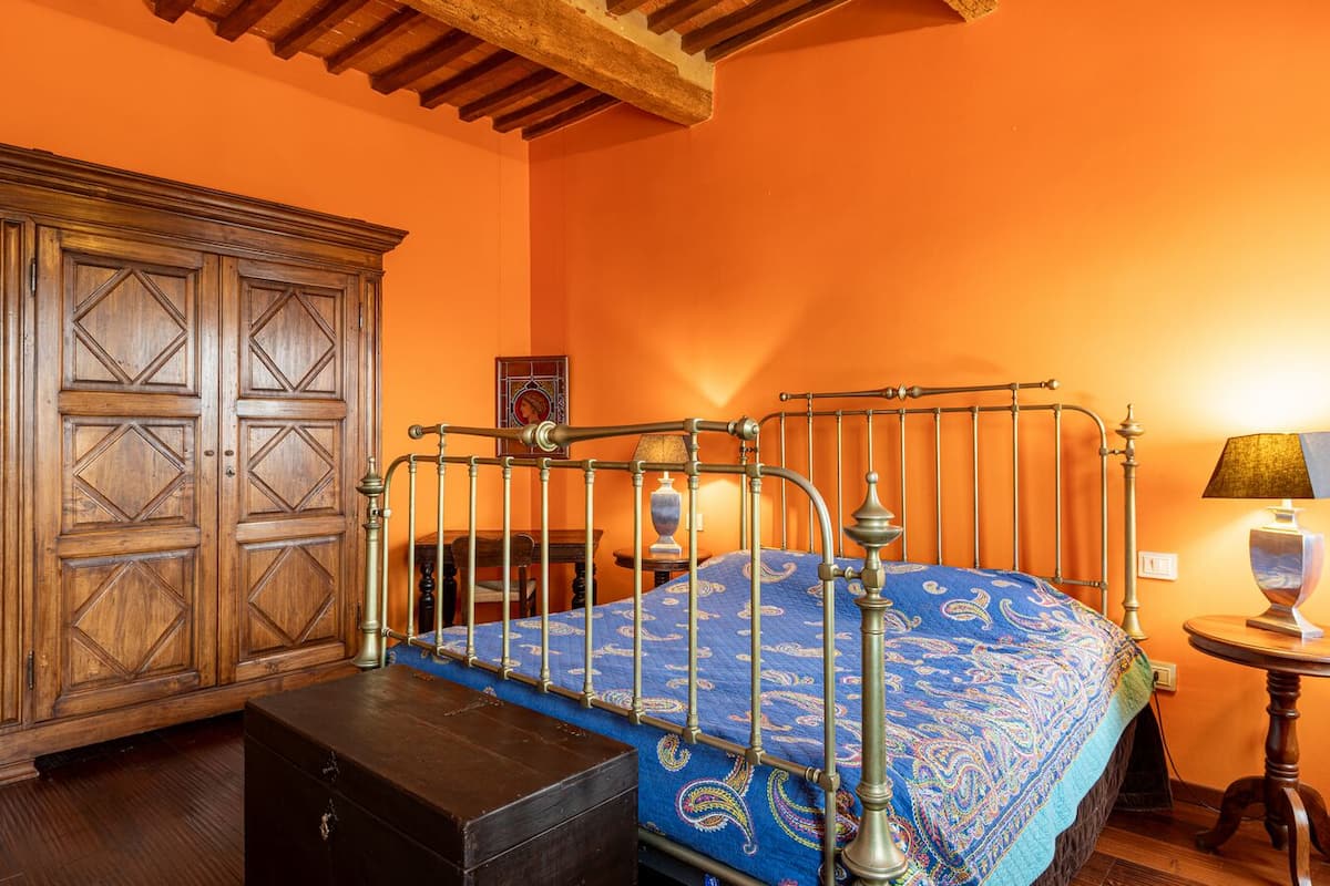 Blackout curtains, soundproofing, free WiFi, bed sheets