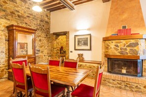 Căn hộ dành cho gia đình, ban công, quang cảnh hồ bơi | Khu phòng khách | TV màn hình phẳng 