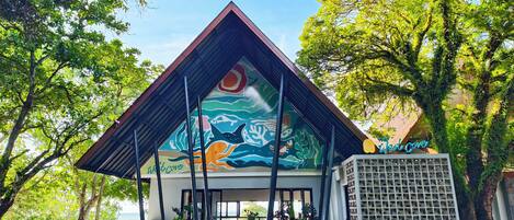 Vista frontal de la propiedad