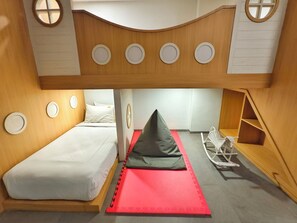 Escritorio, wifi gratis y ropa de cama
