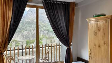 Luxury Triple Room | Free WiFi, bed sheets