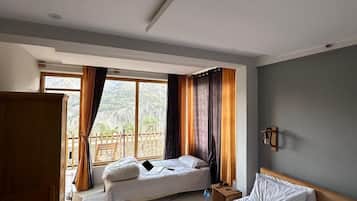 Luxury Triple Room | Free WiFi, bed sheets