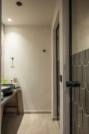 Dusj, hårføner, håndklær og såpe